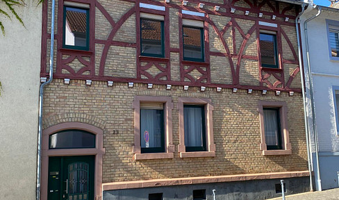 Bad Vilbel, city center: 3-room apartment in period building, optionally with garden use, S-Bahn 400m