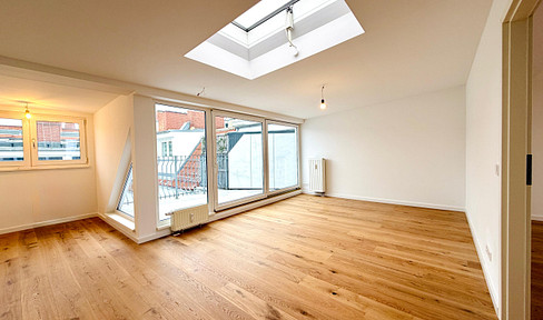 First occupancy after refurbishment: Sunny top floor with loggia and view over Mauerpark | vacant