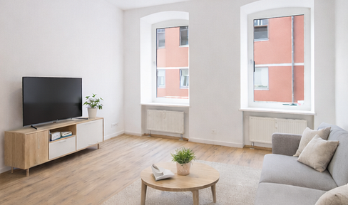 Ludwigsvorstadt: First-time occupancy of old building after renovation: Bright 3-room apartment with balcony, commission-free