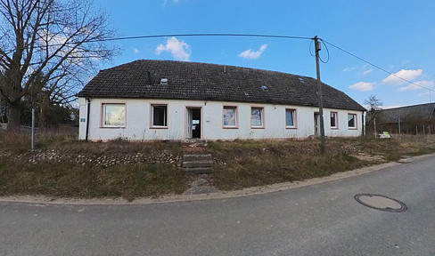 Two-family house with 2,700 m² plot & great expansion potential