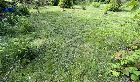 Building plot in a quiet location, with a constant view of the North Sea dike.