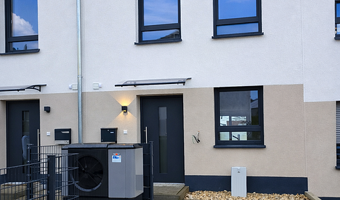 Erstbezug: Neubau-Reihenhaus mit 2 Stellplätzen, A+ Energieeffizienz & Einbauküche