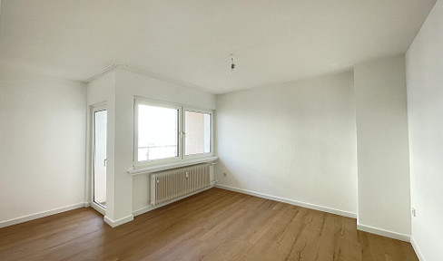 Modernized 2.5-room apartment on the 2nd floor with balcony