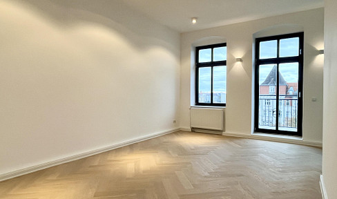 3 rooms with far-reaching views | 2 balconies | new fitted kitchen incl. | renovated old building | elevator | excellent connections |