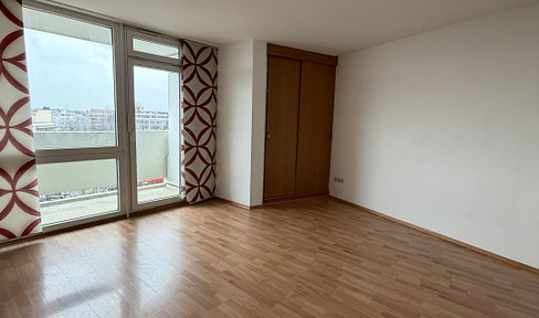 Bright, furnished city apartment with south-facing balcony & close to the subway