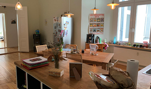 Spacious apartment in an old building in the family neighborhood near Barbarossaplatz