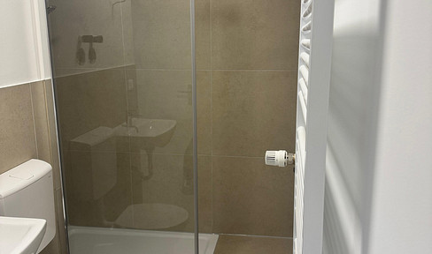 Frisch sanierte 2-Zimmer-Wohnung mit Loggia, Einbauküche, Stellplatz und Weitblick über Bensheim