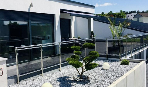 Luxuriöses Einfamilienhaus mit Gewerbehalle am Rande von Gomaringen