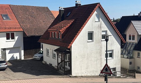 Freistehendes Einfamilienhaus mit Einliegerwohnung, Scheune und Garten