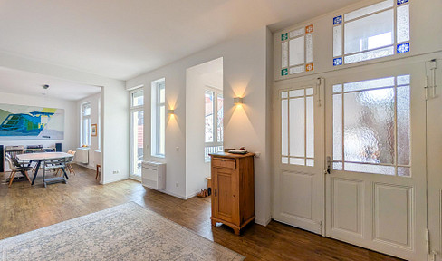 Large, light-flooded apartment in an old building in the heart of the old town