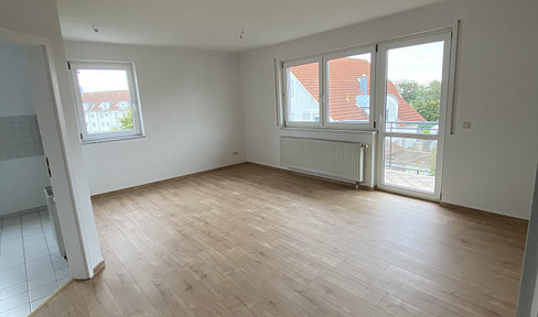Newly renovated 2-room apartment with a south-facing balcony, located in a quiet area.