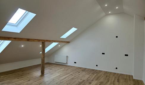 Exklusives Wohnen nahe DEZ – Dachgeschosswohnung mit Klimaanlage & Domblick