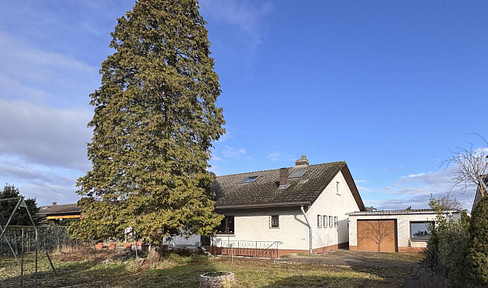Viel Platz zum Leben: Freistehendes Einfamilienhaus mit großem Garten und Doppelgarage in Gernsheim