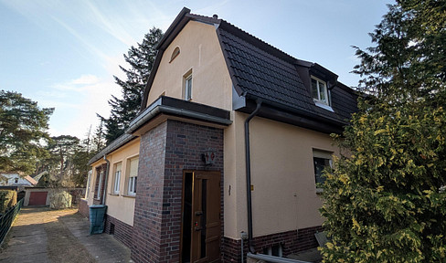 Large semi-detached house, with a basement, situated on a 644m² plot, in a quiet location in Zeuthen-Miersdorf.