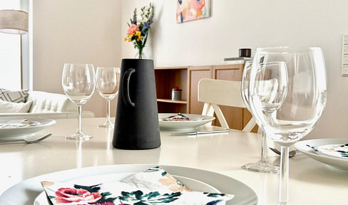 Furnished 3-room apartment with balcony - Close to the subway - Price includes utilities - Available immediately.