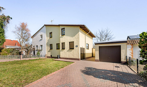 Semi-detached house with a large plot of land, located in a wonderful area in Offenbach Tempelsee.