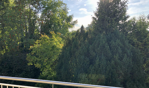 Apartment in a fantastic location in Bogenhausen, with a quiet west-facing terrace.