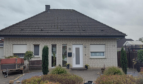 Residential house with expansion potential on a large plot of land