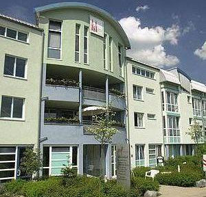 Bright and welcoming one-room apartment for assisted living, located in the Lämmerzahlstift facility in the Nuremberg area.