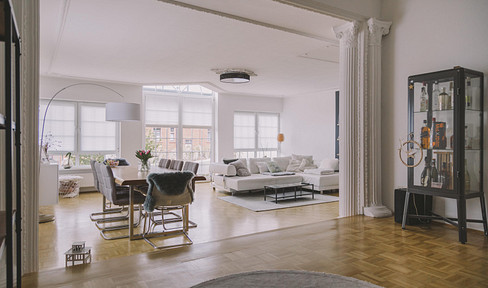 High-quality period building on the 1st floor (EBK and three balconies) - central & quiet