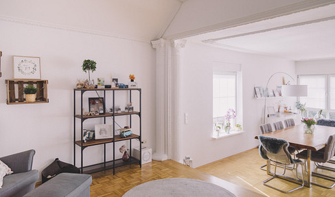 Characterful old building: Spacious living and working space of 140 m² – with 3 balconies – quiet and centrally located.