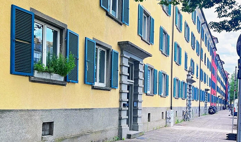 Charming central 3-room raised first floor apartment with balcony and communal garden 5min to the water