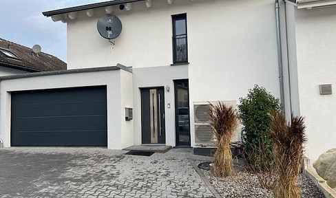 Detached house (solid construction) with 2 residential units and potential.