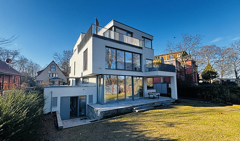 180° unobstructed view of the Spree River and views of the greenery – Penthouse maisonette in a three-family house.
