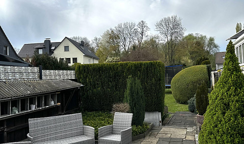 Half-timbered house with a 441 m² garden – a peaceful retreat with a unique charm.