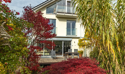 Beautiful semi-detached house with south-facing garden