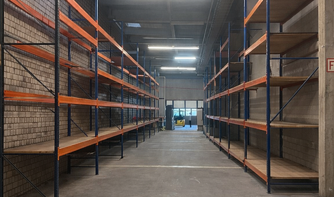 Warehouse and office space available for rent, located on the ground floor in a good location in Frankfurt. Includes high-bay racking.