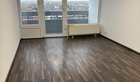 Mitten in der City: Frisch renovierte 2-ZKB mit Traumaussicht & EBK