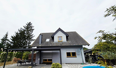 Einfamilienhaus 130m² mit 4 Schlafzimmern mit Pool, Carport, Kamin