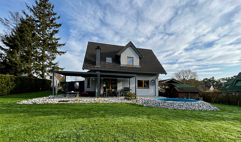 Einfamilienhaus 4SZ mit Pool, Carport, Kamin + Gästehaus und großen Grundstück