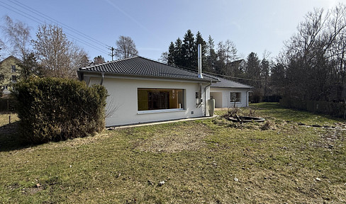 Exclusive bungalow in a unique location directly on the Danube with fishing jetty and castle view