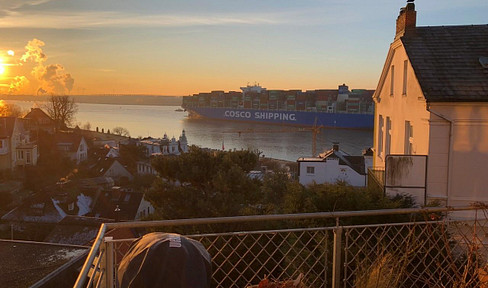 Upper-floor apartment - fantastic view of the Elbe River - 151 square meters, 5 rooms - located in the prestigious Blankeneser Treppenviertel district.