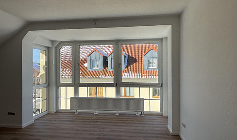 Sunny 2-room top floor apartment with sun view - first occupancy after renovation - garage included