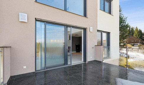 Sustainable and modern: Detached house with no commission fees, featuring a high-quality fitted kitchen, in a picturesque and tranquil green setting.