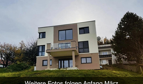 Sustainable and modern: Detached house with no commission fees, featuring a high-quality fitted kitchen, in a picturesque and tranquil green setting.