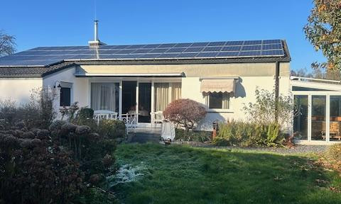 Einfamilienhaus / Bungalow mit 2 Garagen, 2 Stellplätzen und großen Garten