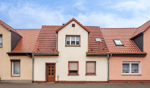 Affordable two-family house with an inner courtyard and potential for renovation, located in a quiet area of Zörbig.