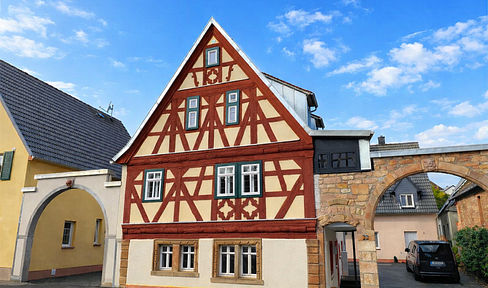 Historic half-timbered house from 1719 – high-quality renovated, with a conservatory and solar energy system.