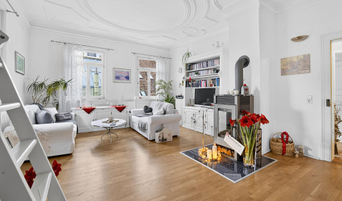 Stylish living in the historic center of Esslingen - 4-room apartment (no commission fees).