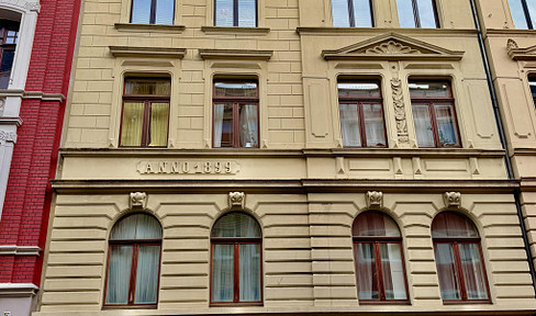 High-quality renovated 2-room apartment in a prime location – available immediately and with a balcony.