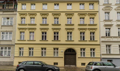 Unfurnished attic apartment, close to Boxhagener Platz - bright, with a great view.