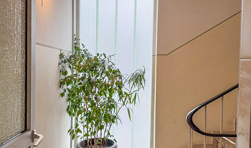 83 square meter apartment with balcony and storage room, suitable for investment.