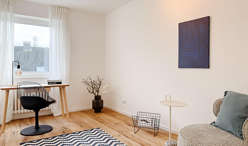 Redefining stylish living: Completely renovated apartment with balcony and parking space.