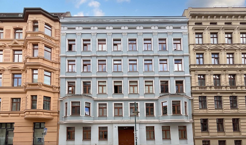 Central 4.5-room apartment with balcony, located in the heart of the old town, and free from service charges.