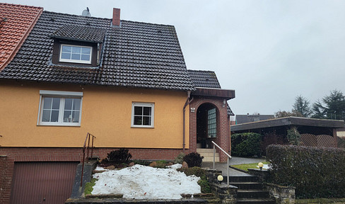 Doppelhaushälfte mit Garage und Carport