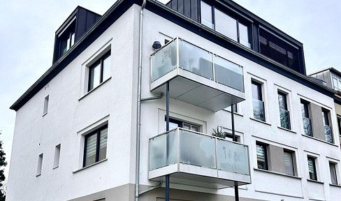 Exclusive living in Südstadt: High-quality modernized 3-room apartment with two balconies